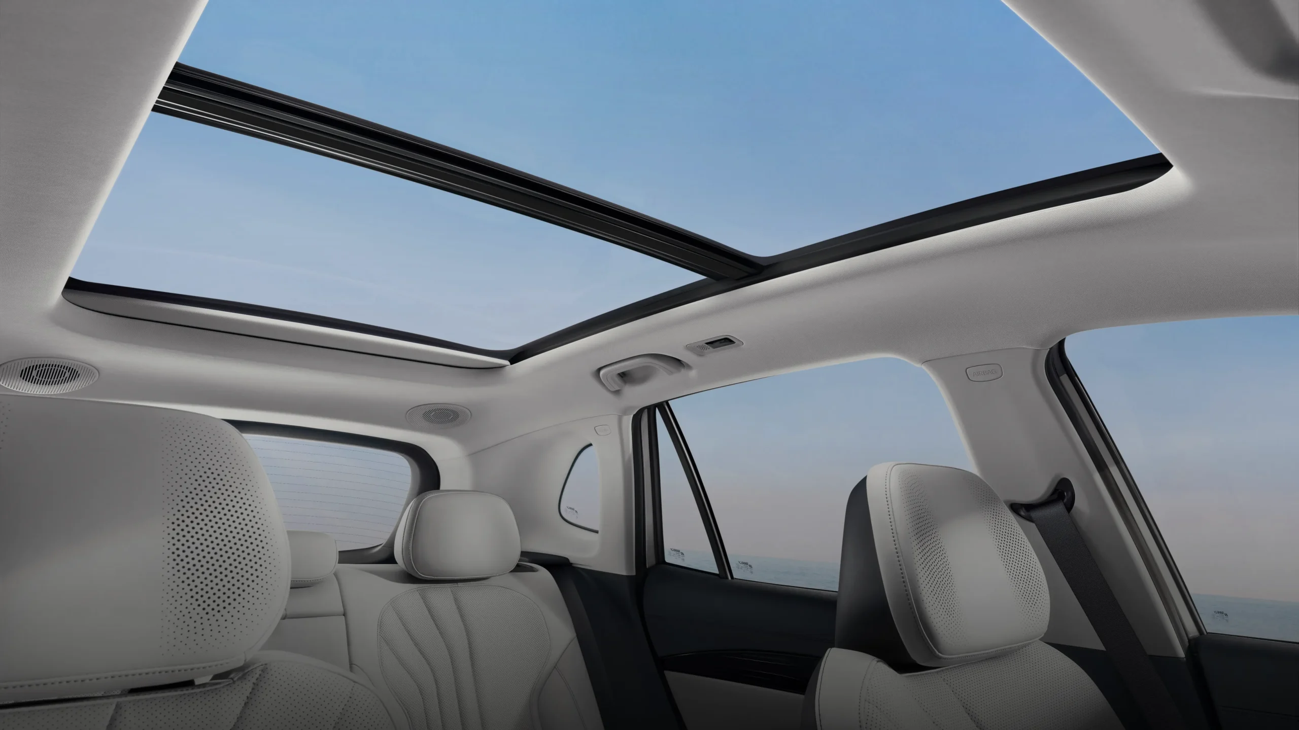Interior Geely EX5 dengan panoramic sunroof